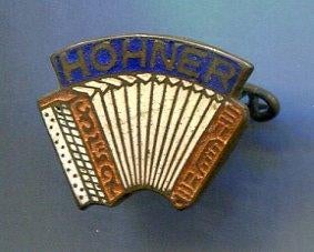 HOHNER Accordeon email op koper muziek broche ( P_224 ), Verzenden, Zo goed als nieuw, Merk, Speldje of Pin