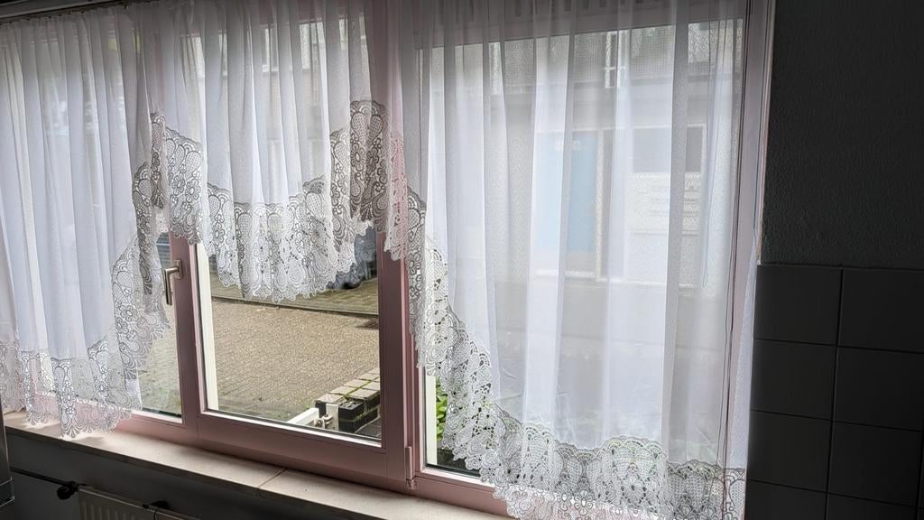 Mooie vitrage met kanten details, Gebruikt, Ophalen of Verzenden, 200 cm of meer, Klassiek, Romantisch