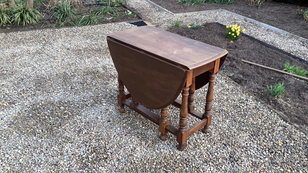 Hangoor-tafel, Ophalen