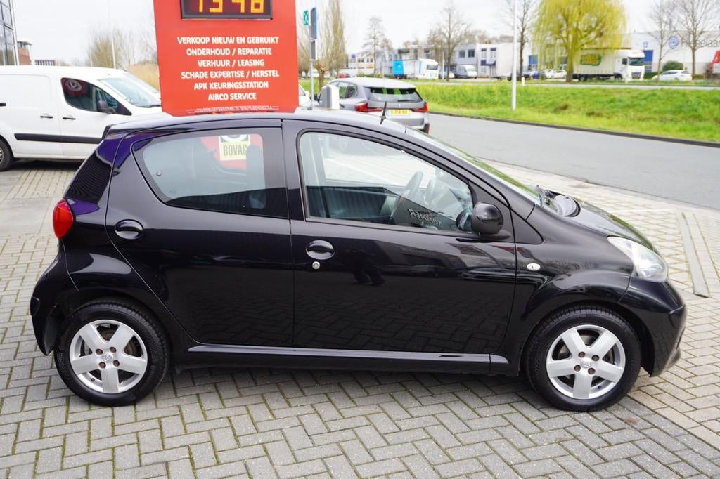 Toyota Aygo 1.0-12V + / Bluetooth / Navi / Airco, Stof, Gebruikt, Zwart, 4 stoelen