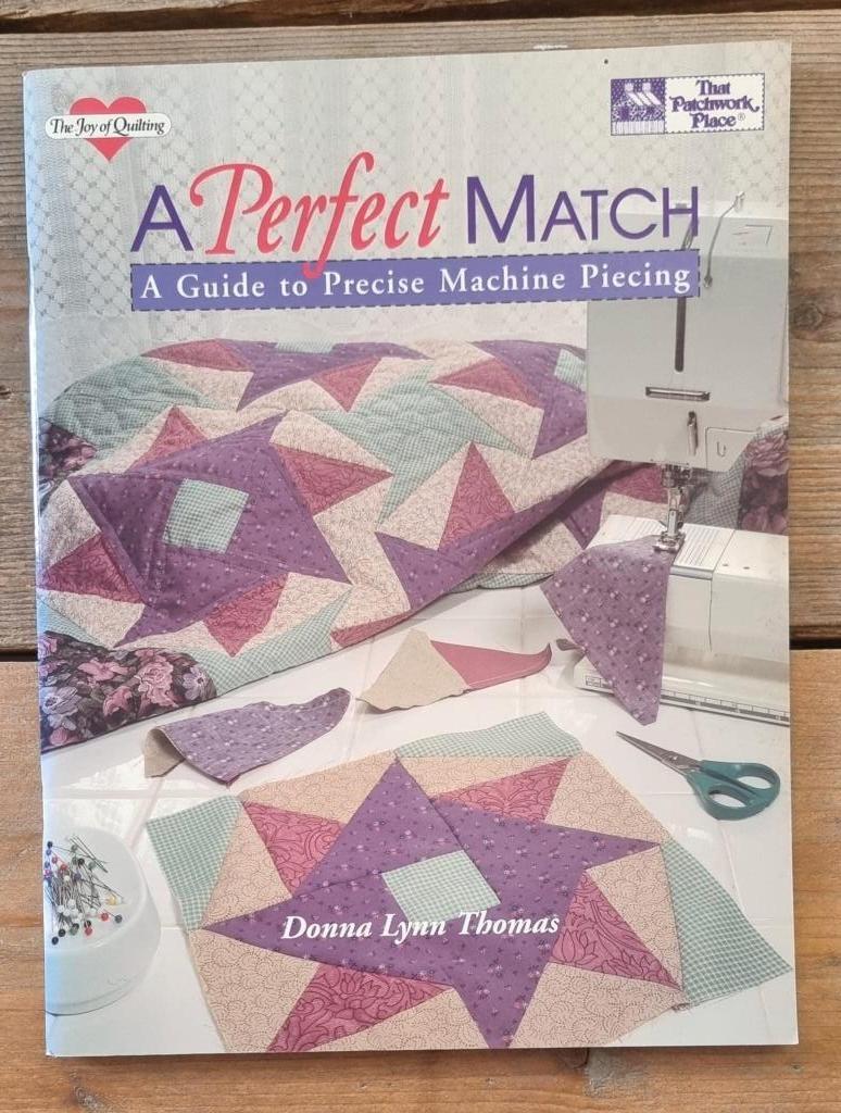 Boek A Perfect Match – Donna Lynn Thomas, Hobby en Vrije tijd, Naaien en Fournituren, Ophalen of Verzenden, Zo goed als nieuw