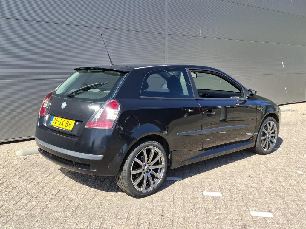 Fiat Stilo 1.8-16V Sport 133pk Airco/Carplay ✅ (bj 2006), Gebruikt, Zwart, Origineel Nederlands, Handgeschakeld