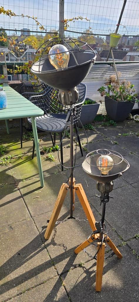 Zwarte metalen lampen met houten onderstel, Ophalen