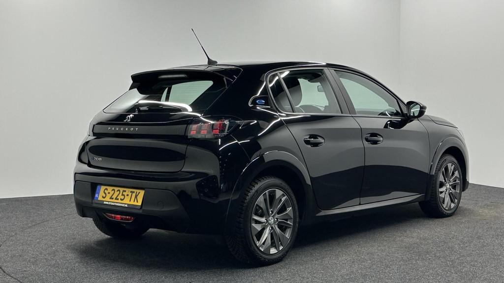 Peugeot e-208 EV Active Pack 50 kWh 3 FASE 102% SOH CARPLAY, Gebruikt, Zwart, Met garantie (alle), Zwart