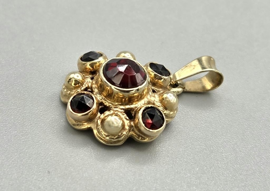 Antieke gouden hanger met granaat. 2025/179., Overige voorstellingen, ., Ophalen of Verzenden, Zo goed als nieuw