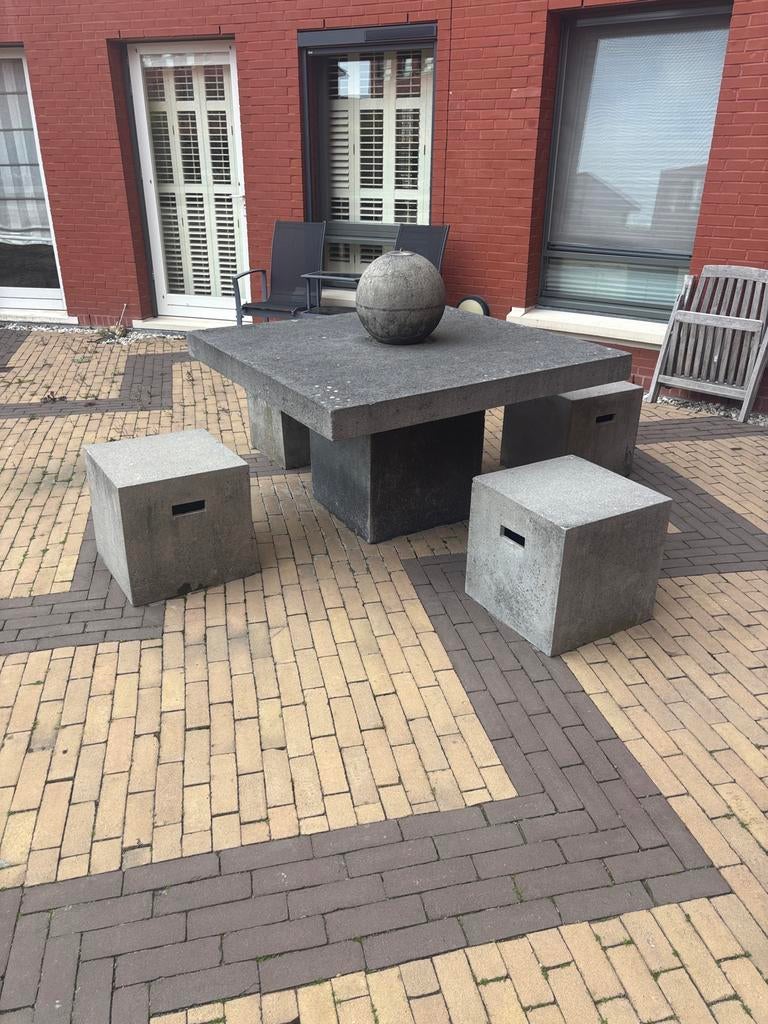 Betonnen Buitentafel 1.2m² met 4 bijpassende bankjes, Ophalen, Gebruikt, Vierkant, Overige materialen