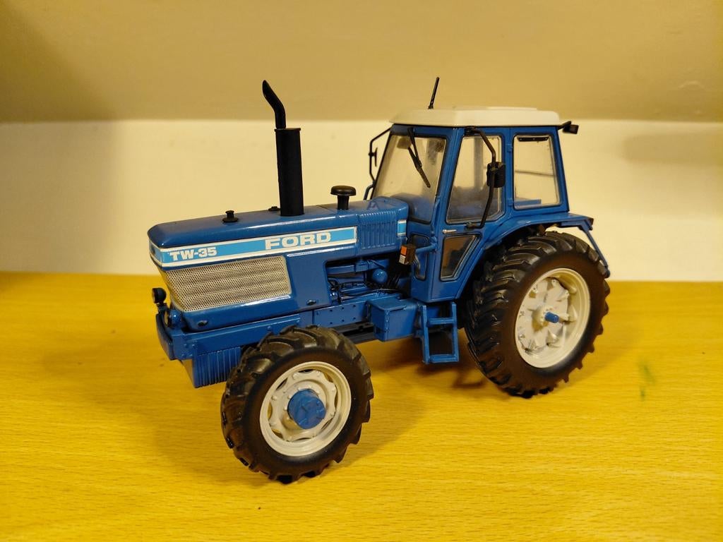 Ford tw 35 universal hobbies., Ophalen of Verzenden, Zo goed als nieuw, Tractor of Landbouw, Universal Hobbies