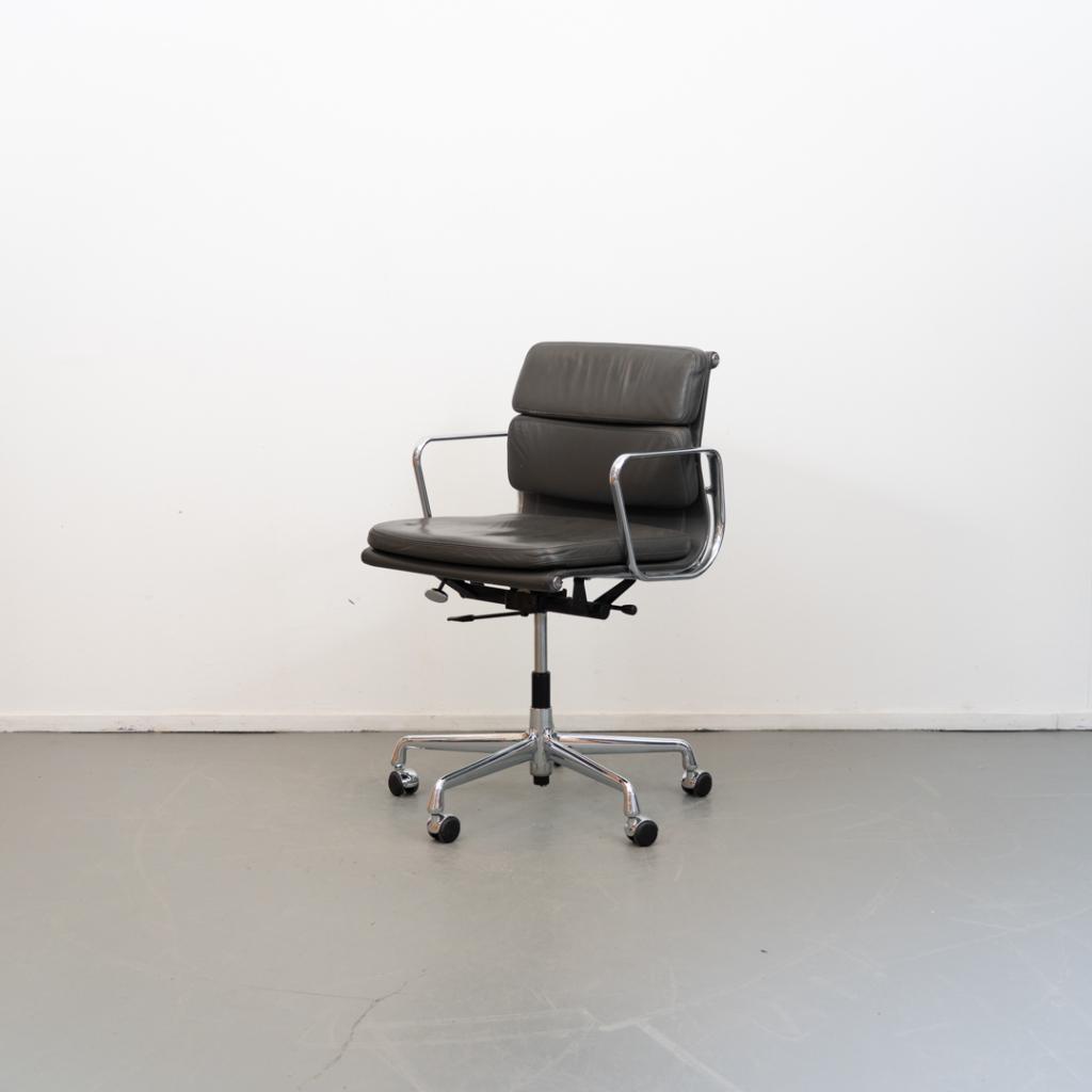 1 Vitra Eames Ea 217 Licht Grijs Softpad - Chroom, Huis en Inrichting, Bureaustoelen, Niet ingevuld, Niet ingevuld, Zo goed als nieuw