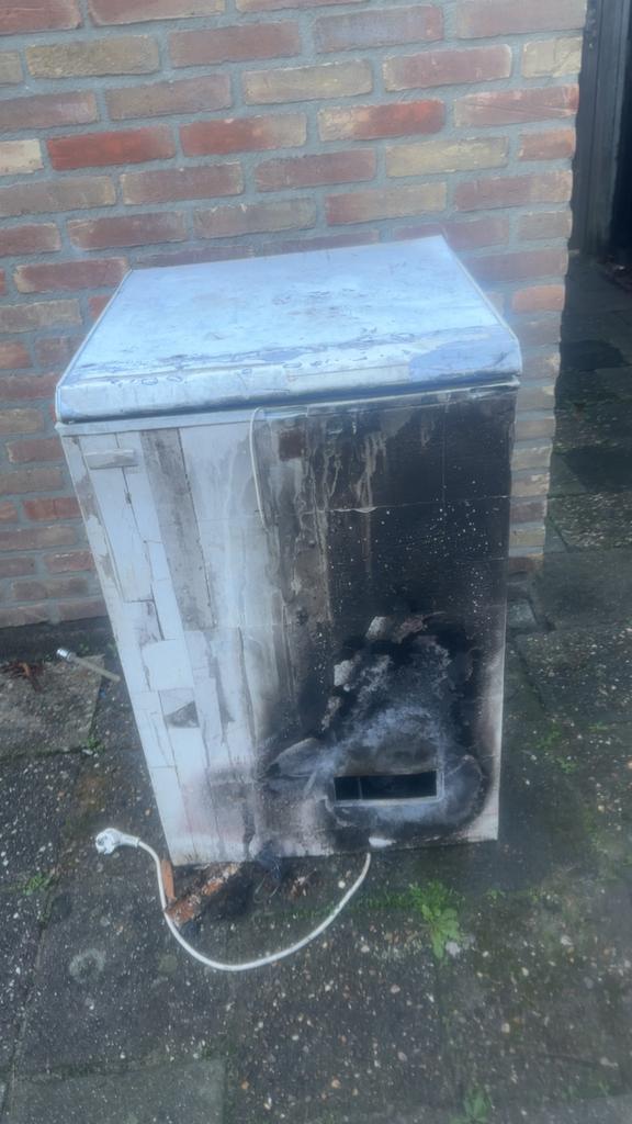 Koelkast met brandschade - gratis af te halen voor oud ijzer, Ophalen, Niet werkend