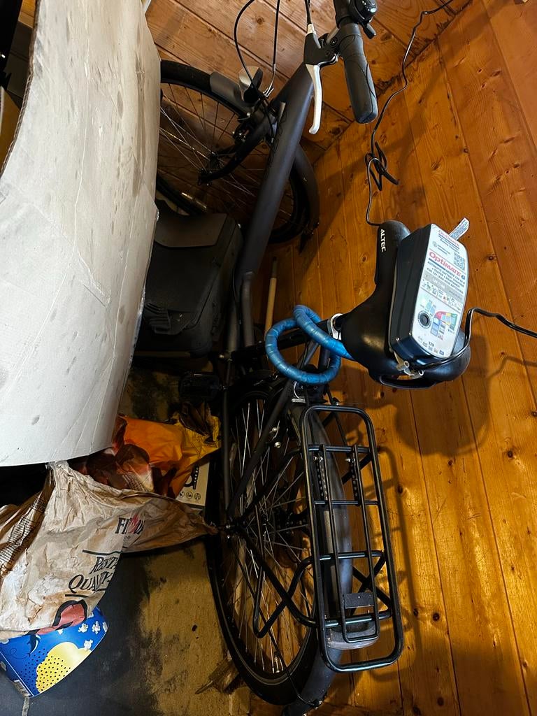 Zwarte Fiets met Bagagedrager, Fietsen en Brommers, Elektrische fietsen, Ophalen, Gebruikt, Minder dan 30 km per accu, Overige merken