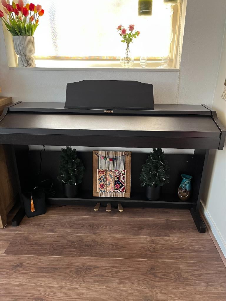 Roland RP-401R digitale piano, Muziek en Instrumenten, Piano's, Ophalen, Zo goed als nieuw, Bruin, Piano