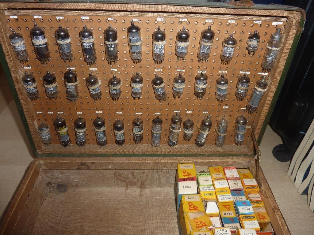 koffer met radio en tv buizen, Ophalen of Verzenden