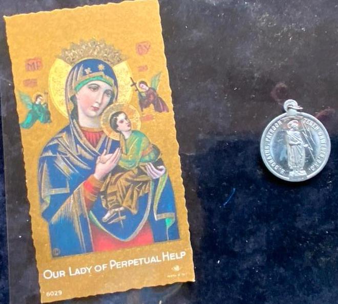 Religieuze set: Gebedskaart & Medaille, Antiek en Kunst, Verzenden