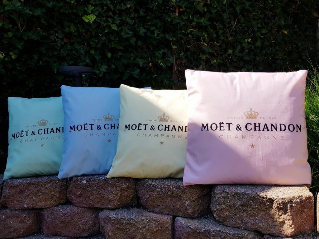 Pastelkleuren leuke kussenhoesjes van MOËT & CHANDON ‼️, Ophalen of Verzenden, Nieuw, Vierkant