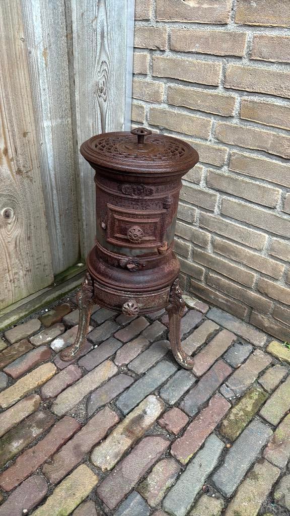 Oude potkachel voor decoratie, Ophalen