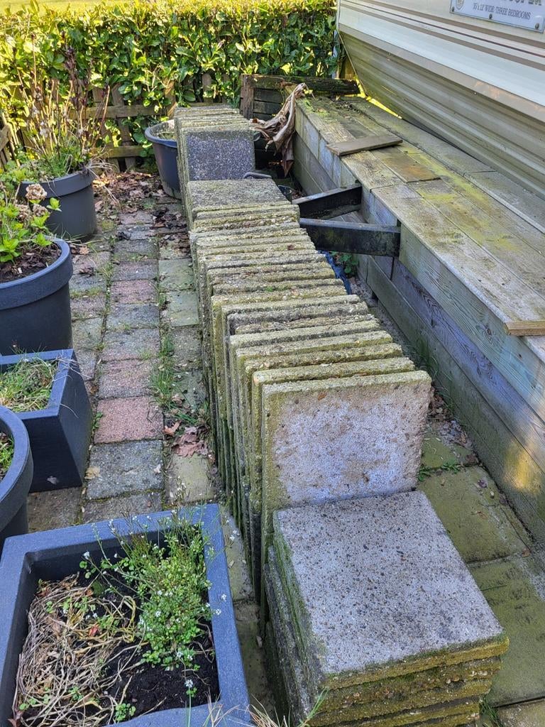 Gratis stoeptegels 30 bij 30. 100 stuks Wanroij gebruikt, Ophalen of Verzenden, Gebruikt, Beton, Terrastegels