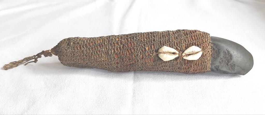 West Papua Indonesie finger knife stenen vinger mes ritueel, Antiek en Kunst, Ophalen of Verzenden