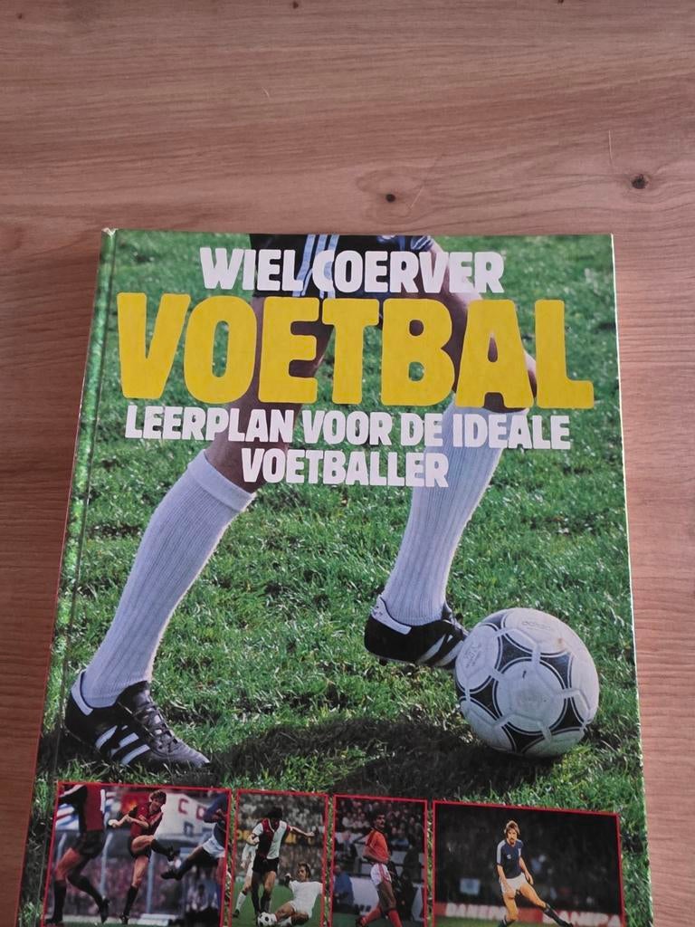 Wiel Coerver Voetbal - Leerplan Ideale Voetballer, Boeken, Ophalen of Verzenden, Gelezen, Balsport
