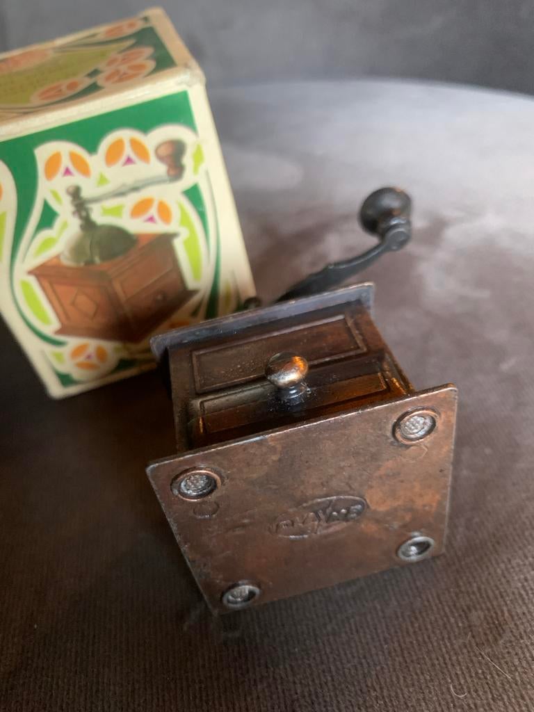 Vintage PlayMe Koperen Miniatuur Koffiemolen met Doosje, Antiek en Kunst, Antiek | Koper en Brons, Ophalen of Verzenden, Brons