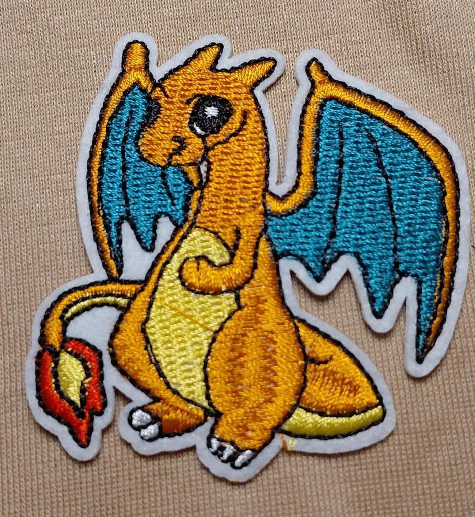 Opstrijkbare geborduurde applicatie  Charizard, Ophalen of Verzenden, Nieuw, Overige applicaties