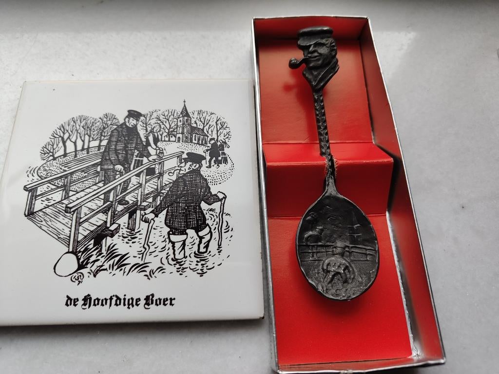 Almen Landhotel  De Hoofdige Boer tegeltje en tinnen lepel, Ophalen of Verzenden