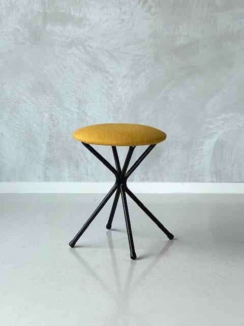 Vintage kruk geel retro krukje jaren 50 design stool 1950s, Gebruikt, Staal, Ophalen of Verzenden, Onbekend
