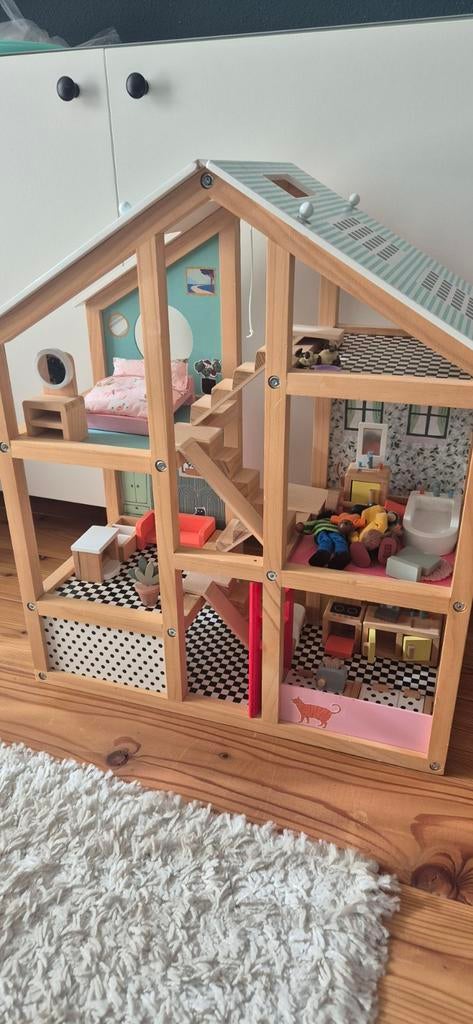 Houten poppenhuis met meubels van de Hema, Kinderen en Baby's, Speelgoed | Poppenhuizen, Ophalen, Gebruikt, Poppenhuis