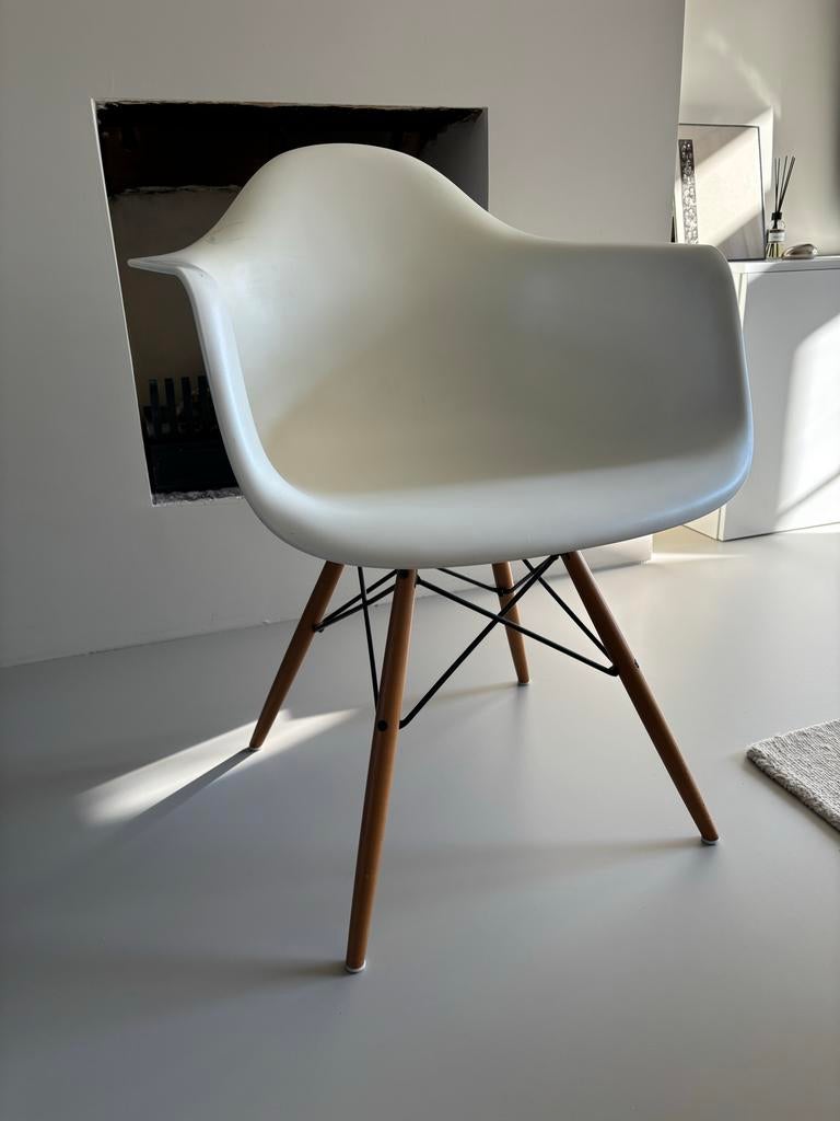 Vitra Eames DAW eetkamerstoel met arm White essen, Ophalen, Gebruikt, Wit, Eén