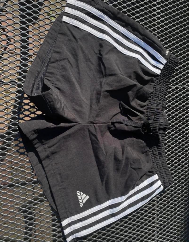 Adidas sportbroekje zwart met witte strepen, Kleding | Dames, Sportkleding, Maat 38/40 (M), Zwart, Ophalen of Verzenden, Fitness of Aerobics