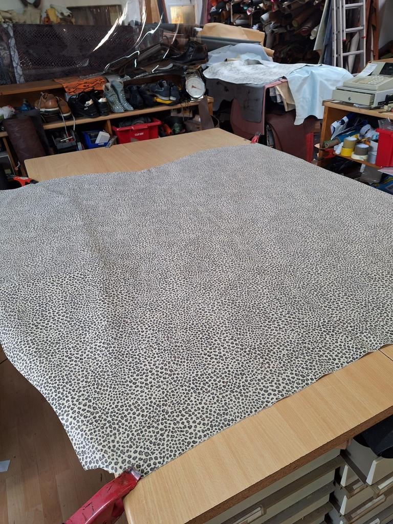 Hele mooie runderprent Chetaprent, AA KWALITEIT., Hobby en Vrije tijd, Stoffen en Lappen, Nieuw, Leer of Kunstleer, 120 cm of meer