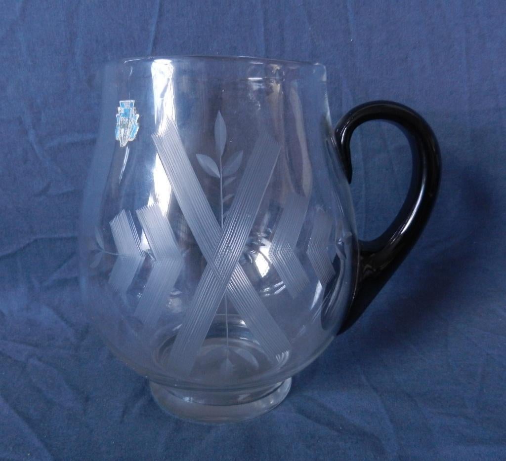 Glazen waterkan zwart oor gegraveerd Nederlands Oost-Europa, Ophalen of Verzenden