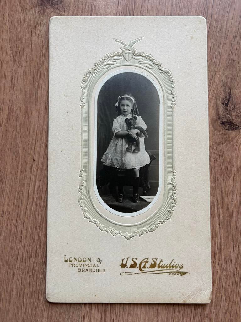 Antieke foto van meisje met teddybeer, U.S.A. Studios, Ophalen