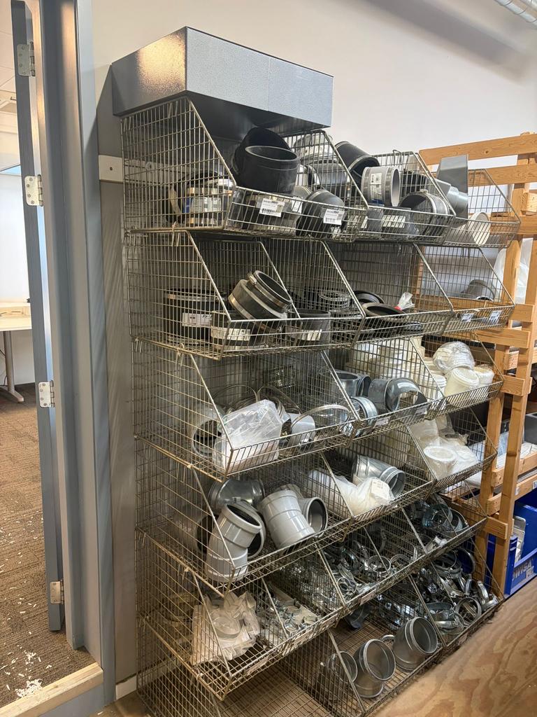 Diverse materialen en gereedschappen uit bedrijfsbeëindiging, Ophalen