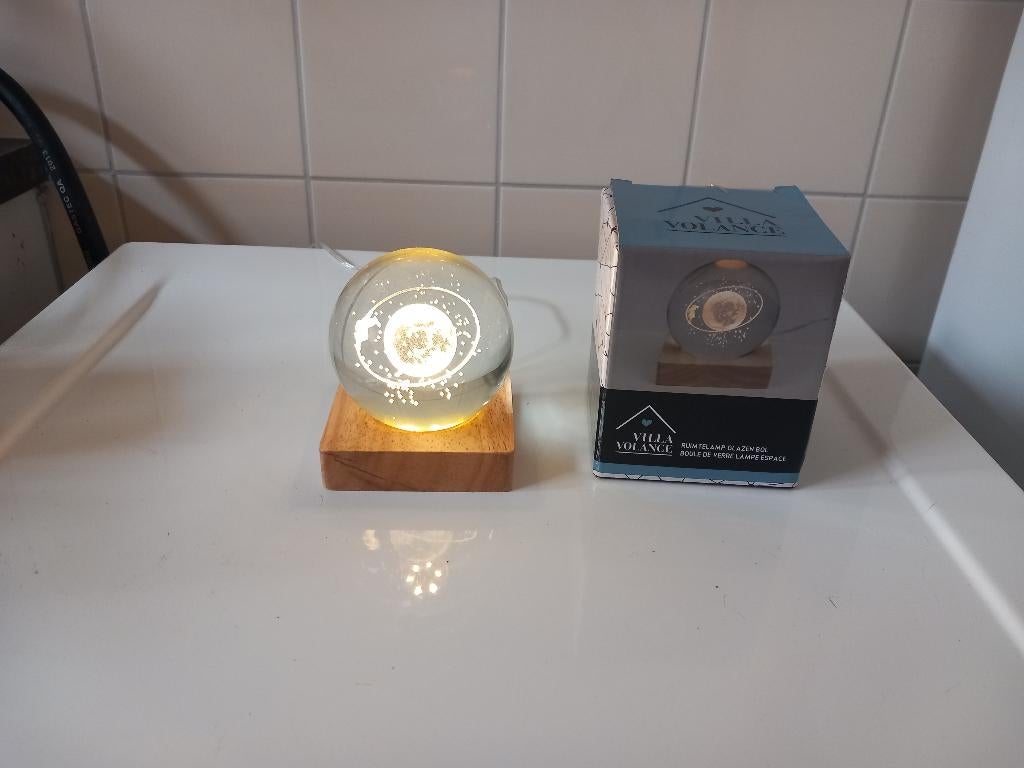 Planeet in glazen bol (Nijmegen oost), Ophalen of Verzenden, Zo goed als nieuw, Glas, Minder dan 50 cm