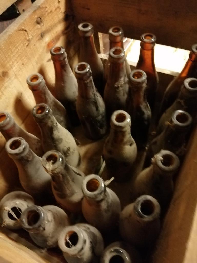 ZEER OUD KRAT MET OUDE FLESSEN IN MOOIE GELEEFDE STAAT., Ophalen