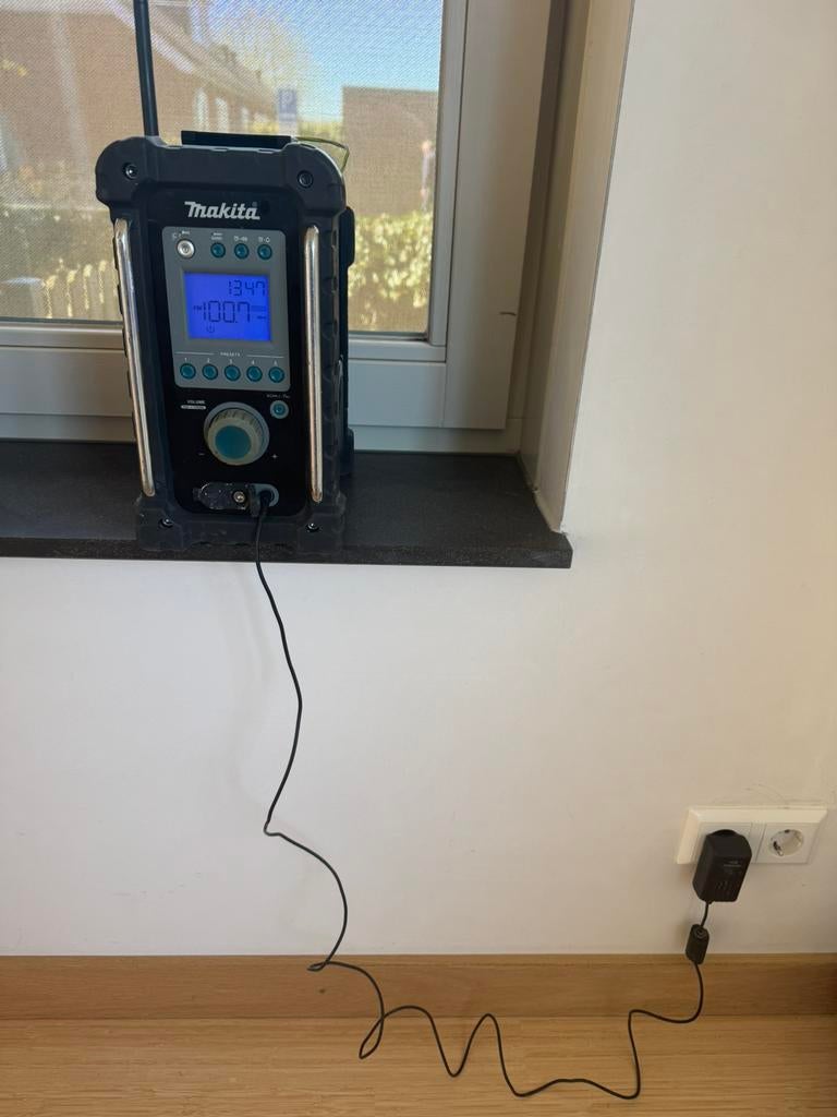 MAKITA BMR100 BOUWRADIO/RADIO MET NEDADAPTER, Ophalen of Verzenden, Zo goed als nieuw, Bouwradio