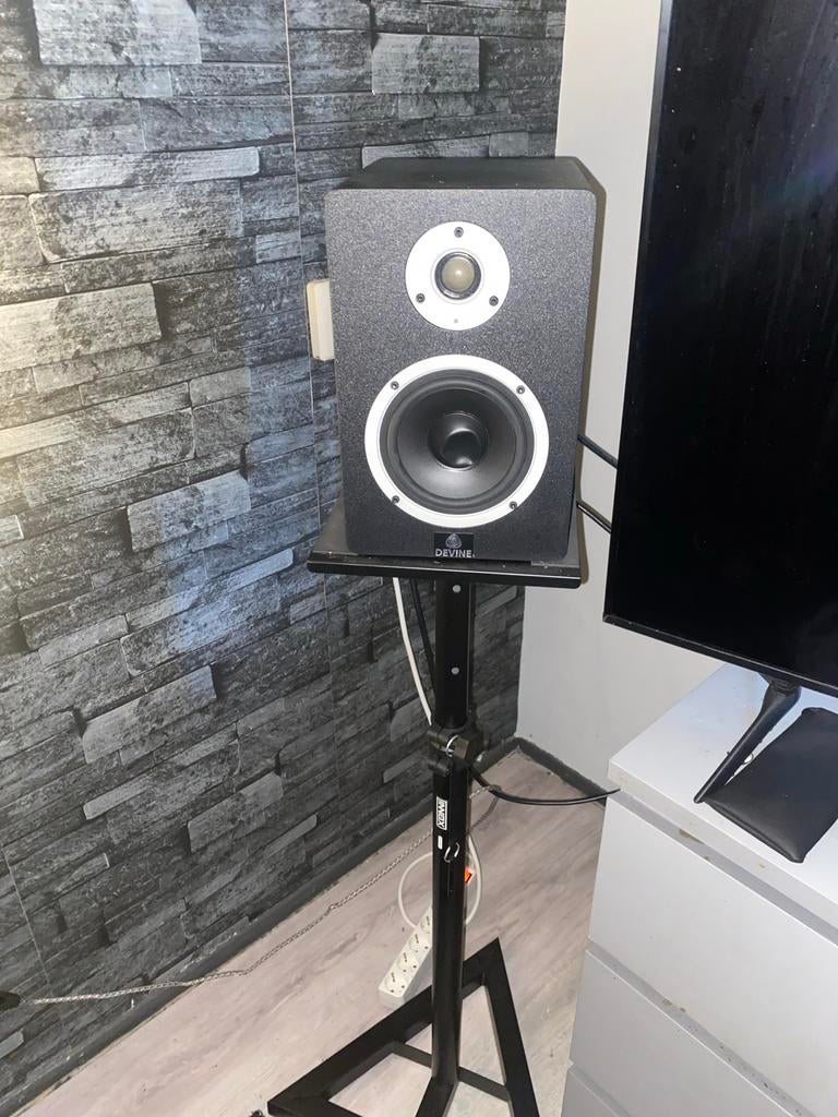 Devine MR-5A speakers + standaard, Zo goed als nieuw, 120 watt of meer, Front, Rear of Stereo speakers, Ophalen