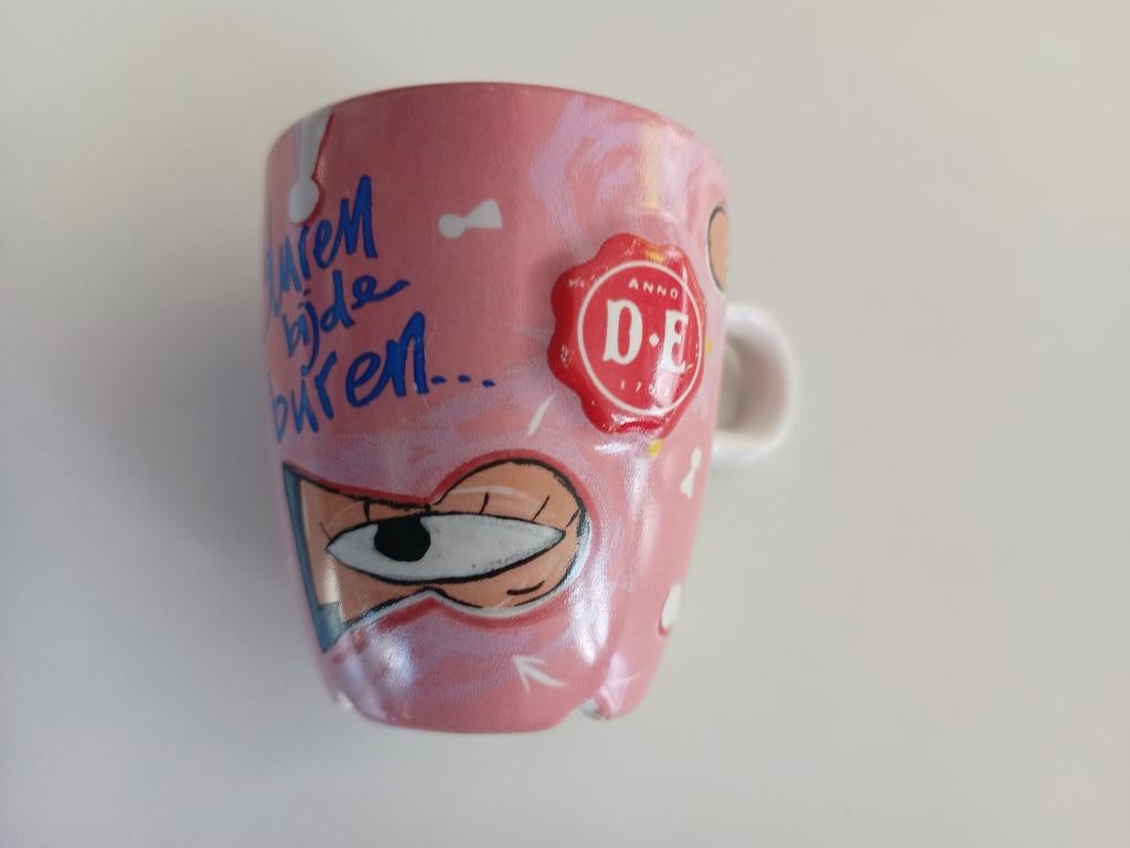 Koffiebeker Gluren bij de buren van D.E, Ophalen of Verzenden, Overige stijlen, Kop(pen) en/of Schotel(s)