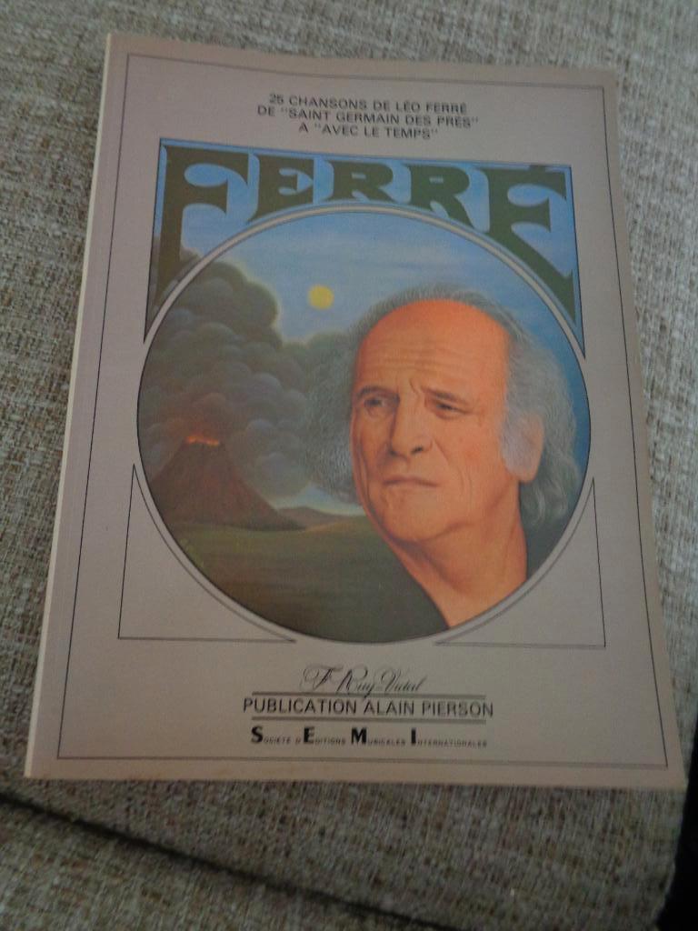 songboek met foto,s  25 chansons de LEO FERRE, Boeken, Ophalen of Verzenden, Gelezen, Artiest