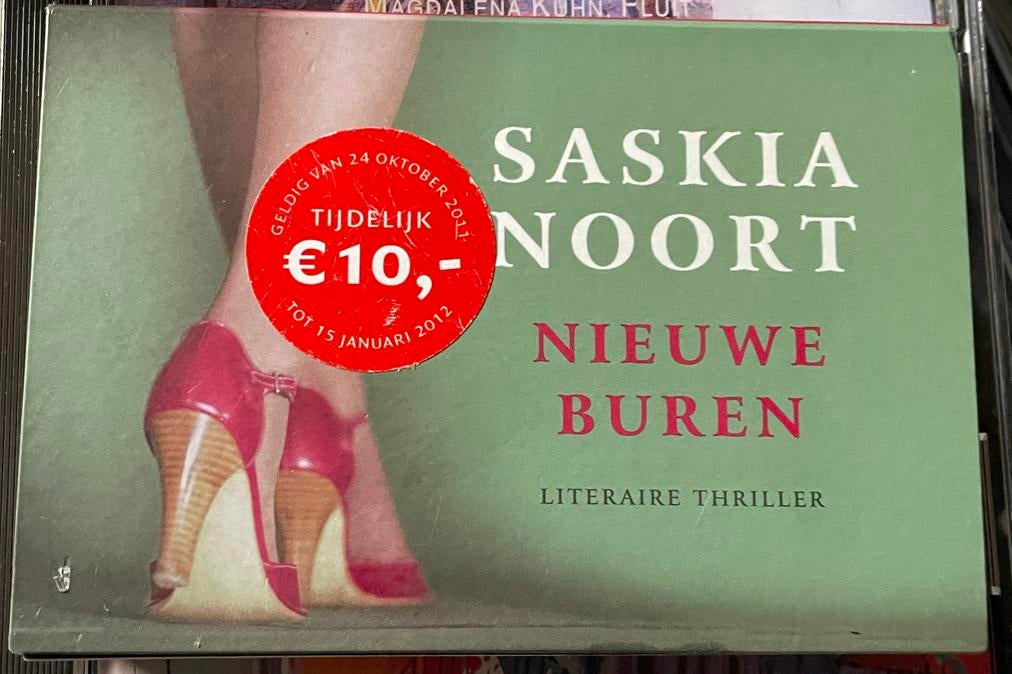 Saskia Noort: Nieuwe Buren (dwarsligger: Literaire Thriller), Ophalen of Verzenden, Gelezen, Nederland