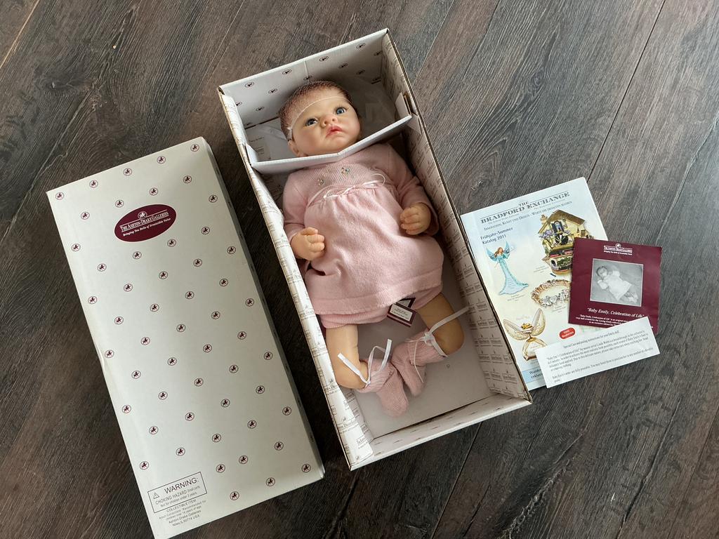 Ashton Drake Reborn pop ‘Emily’ 56 cm in doos & certificaat, Verzamelen, Poppen, Ophalen, Zo goed als nieuw, Pop