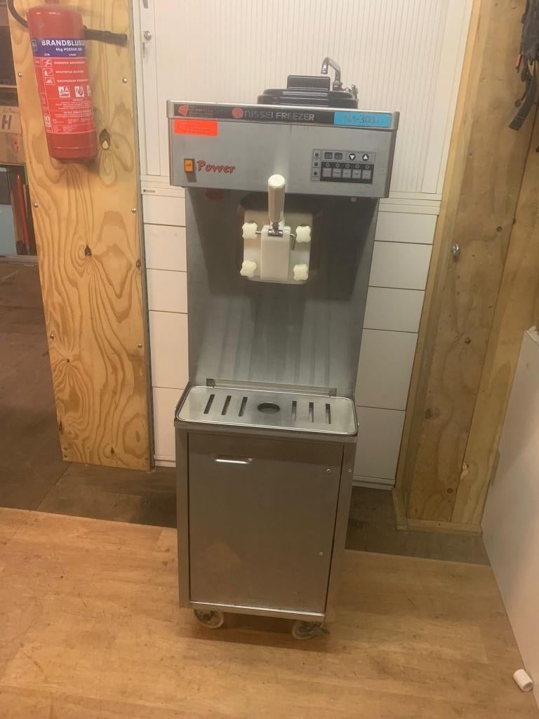 Nissei softijsmachine, Ophalen of Verzenden, Gebruikt