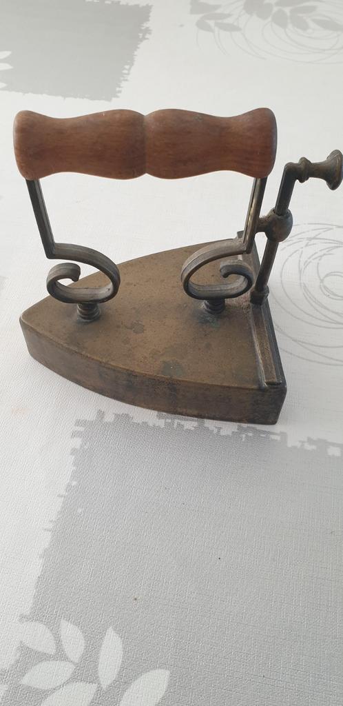 Antiek messing strijkijzer met houten handvat., Antiek en Kunst, Ophalen