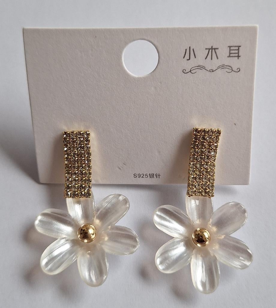 Witte bloemetjes strass steker oorbellen, Overige materialen, Nieuw, Ophalen of Verzenden, Knopjes of Stekers