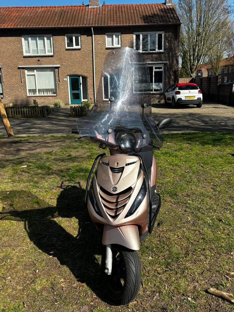 Piaggio zip roze GEEL kenteken lage KM, Fietsen en Brommers, Scooters | Piaggio, Ophalen, Zo goed als nieuw, Benzine, Zip