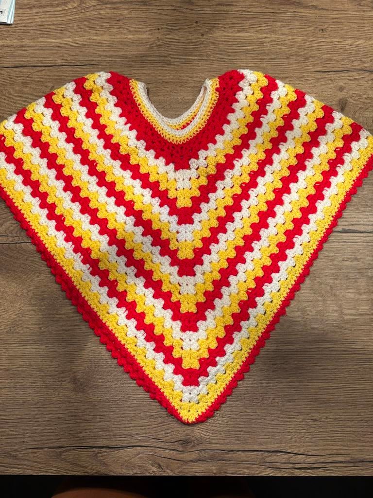 Gehaakte Poncho Rood Geel Wit, Ophalen of Verzenden, Zo goed als nieuw, Haken, Overige typen