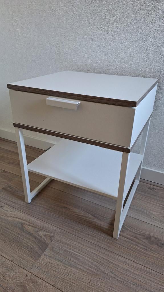 IKEA Nachtkastje met lade en open vak - Wit, Huis en Inrichting, Slaapkamer | Nachtkastjes, Ophalen, Zo goed als nieuw, 45 tot 65 cm