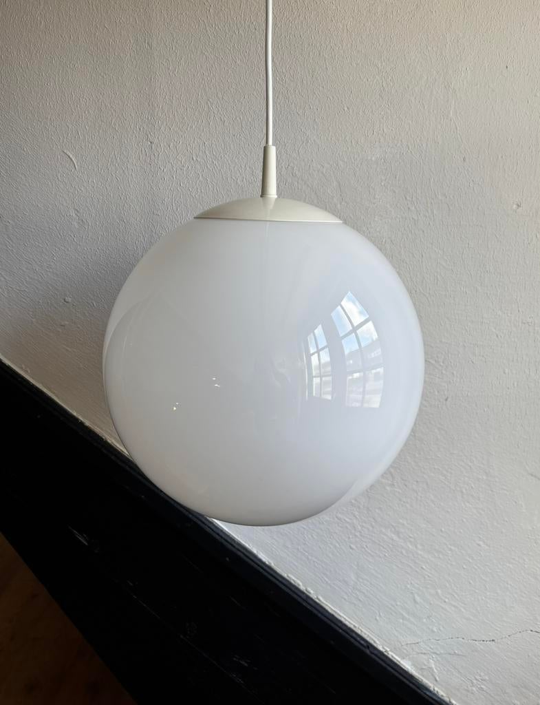 Vintage witte bol schoollamp jaren 70 melkglas glazen hang, Ophalen of Verzenden, Zo goed als nieuw, Glas, Minder dan 50 cm