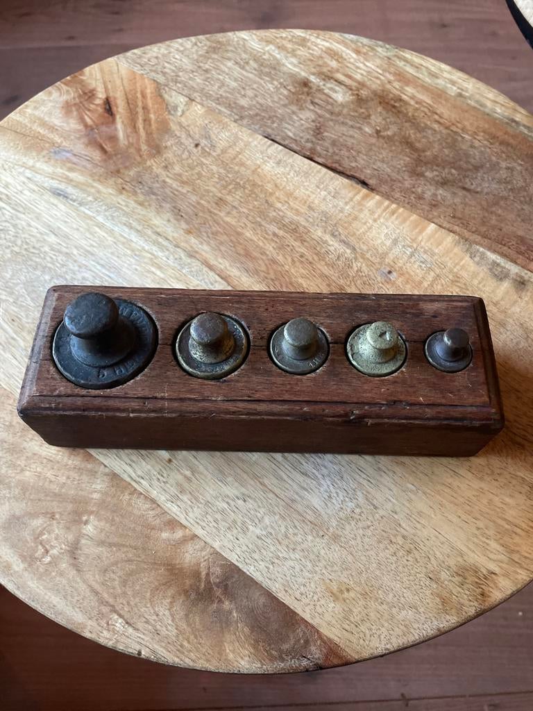 Oude gewichten in houten houder, Antiek en Kunst, Ophalen