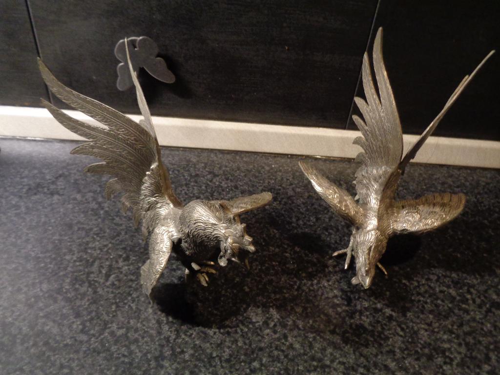 2 zilverkleurige metalen vecht hanen  21 cm hoog, Ophalen of Verzenden